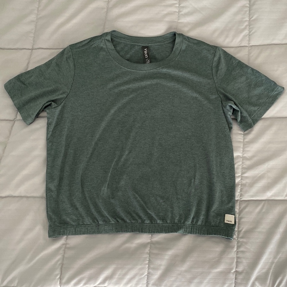 NWOT Vuori Elastic Waist Crop Shirt in Kelp Green